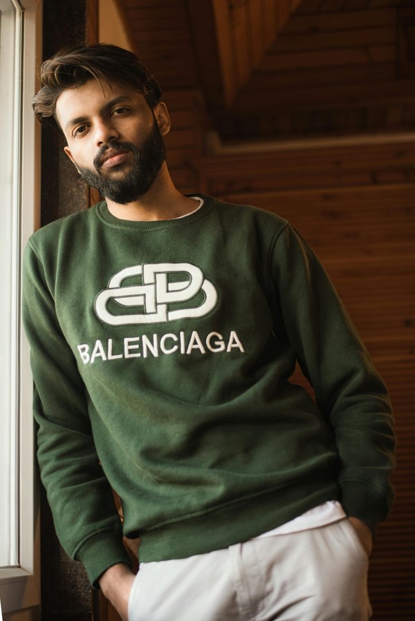 Les pulls Balenciaga pour homme : style et confort incontournables